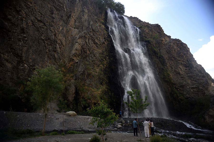 巴基斯坦天气炎热 民众观赏瀑布体验清凉