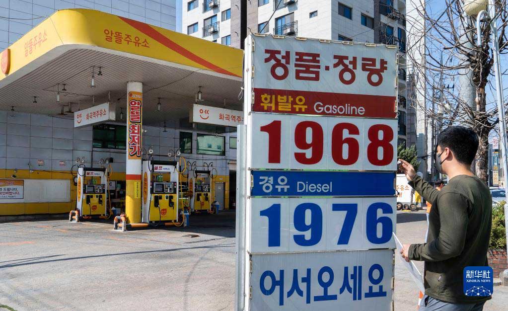 這是5月27日在韓國首爾拍攝的一家自助式加油站的油價牌。