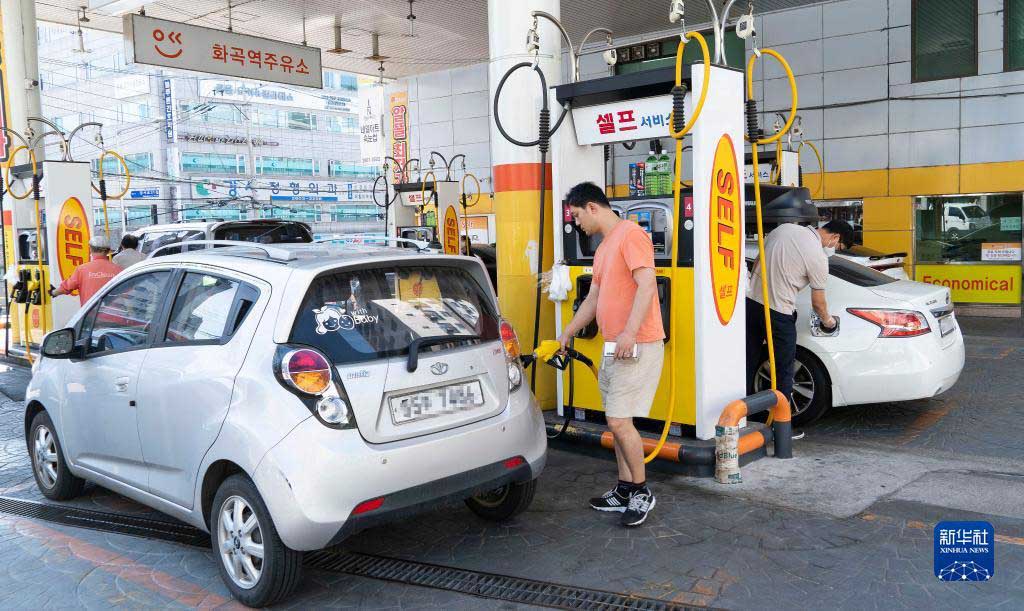 5月27日，市民在韓國首爾一家自助式加油站加油。