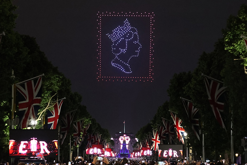 白金漢宮舉行英國女王白金禧年派對活動 無人機點亮倫敦夜空