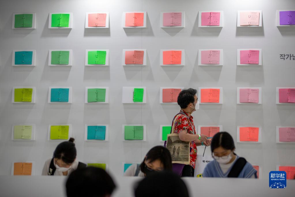 6月1日，人们在韩国首尔国际书展上试听有声书。