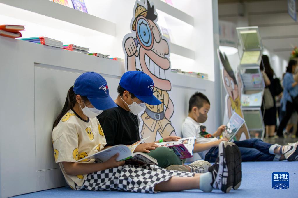6月1日，儿童在韩国首尔国际书展上阅读书籍。