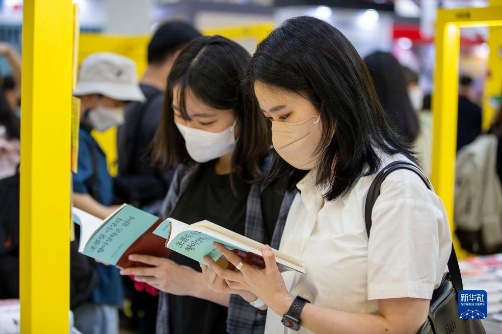 6月1日，人们在韩国首尔国际书展上参观。