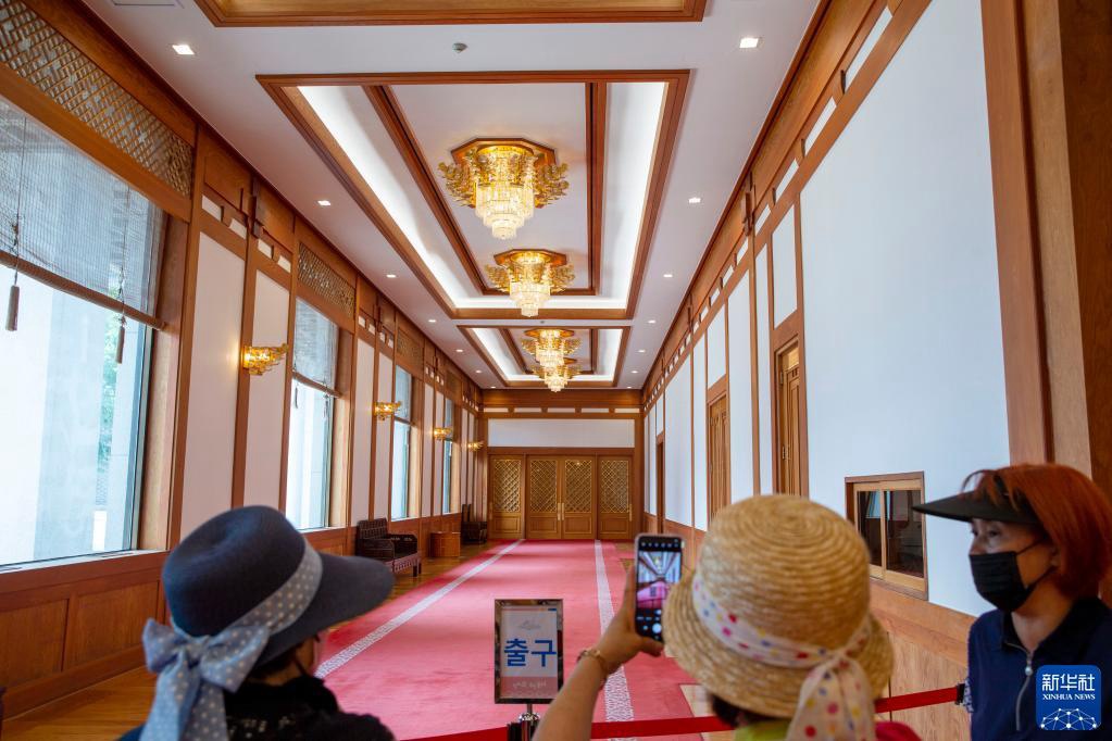 6月8日，在韓國首爾，游客參觀並拍攝青瓦台本館。
