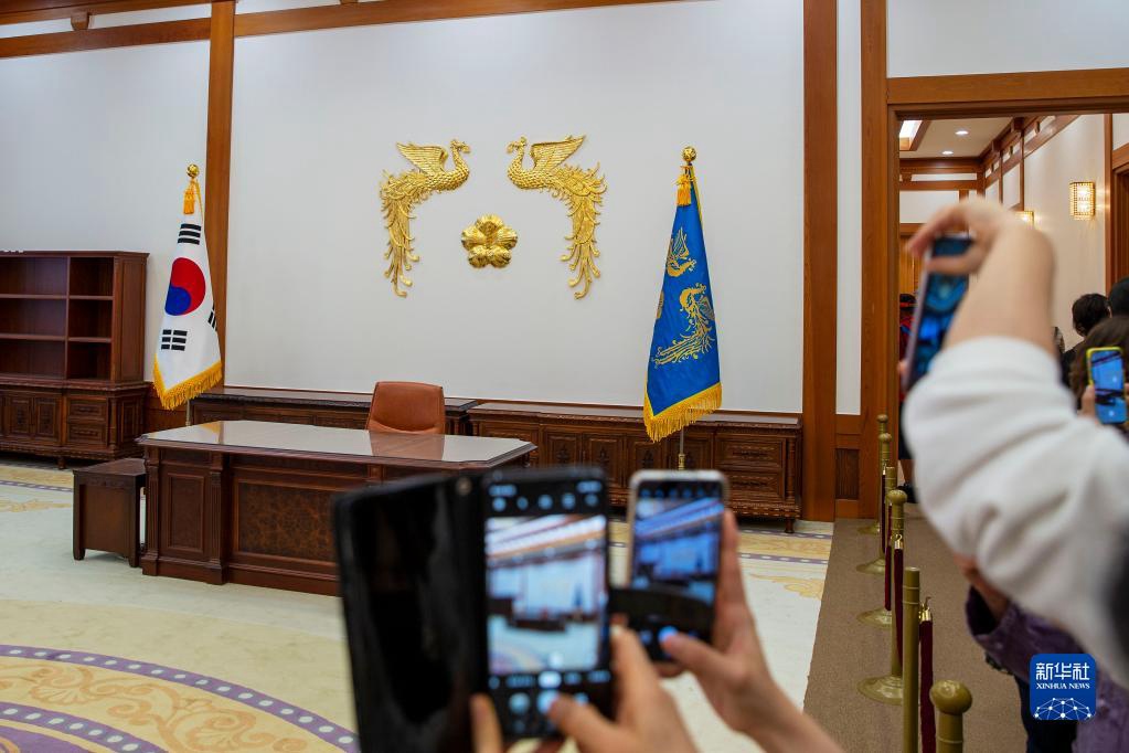 6月8日，在韓國首爾，游客參觀並拍攝青瓦台本館總統辦公室。