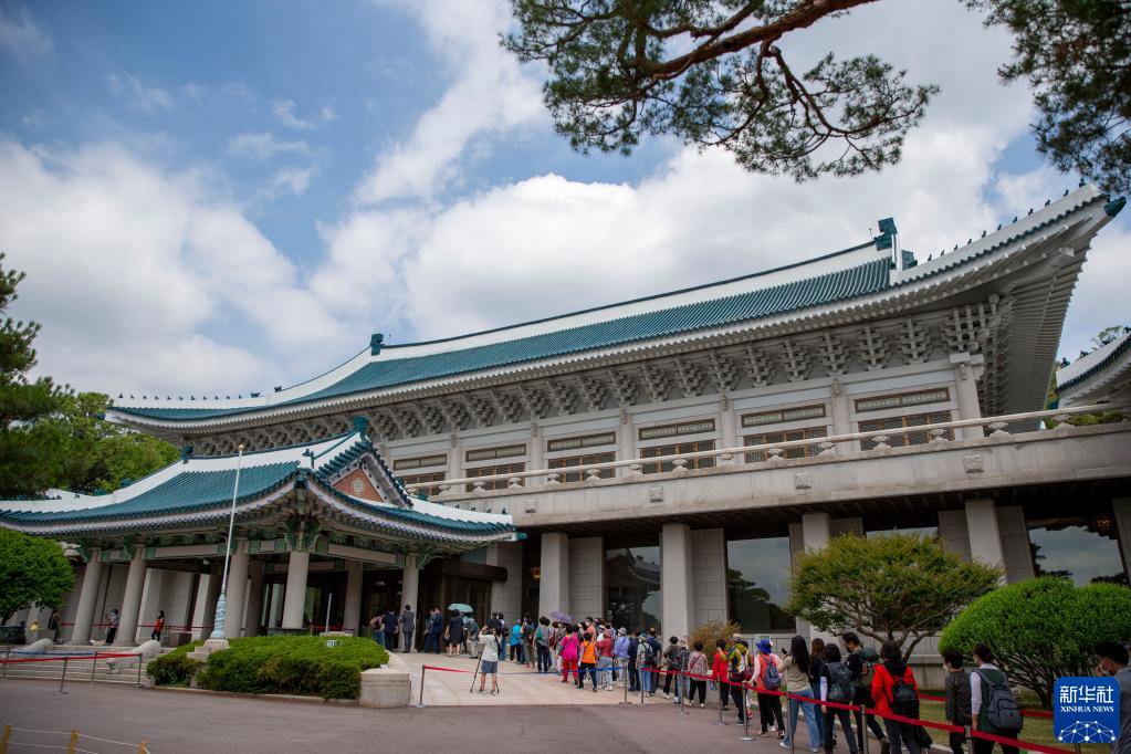 6月8日，在韓國首爾，游客排隊參觀青瓦台本館。