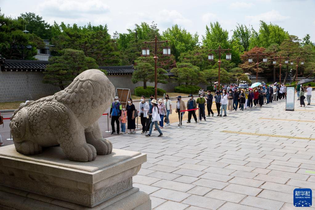 6月8日，在韓國首爾，游客排隊參觀青瓦台迎賓館。