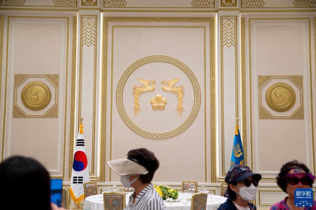 6月8日，游客在韓國首爾參觀青瓦台迎賓館。