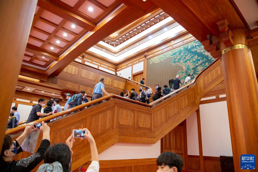 6月8日，在韓國首爾，游客參觀青瓦台本館。