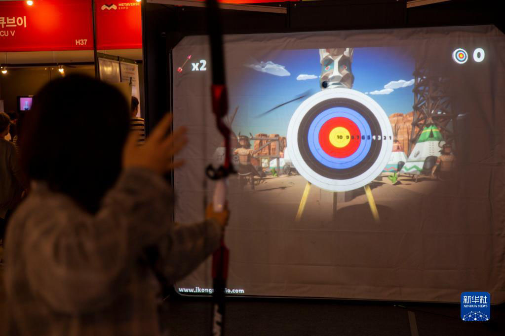 6月15日，參觀者在韓國首爾舉辦的元宇宙博覽會上體驗模擬射箭游戲。