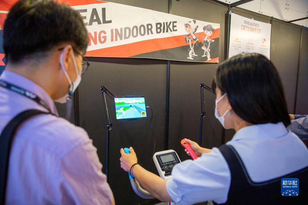 6月15日，參觀者在韓國首爾舉辦的元宇宙博覽會上體驗室內游戲健身車。