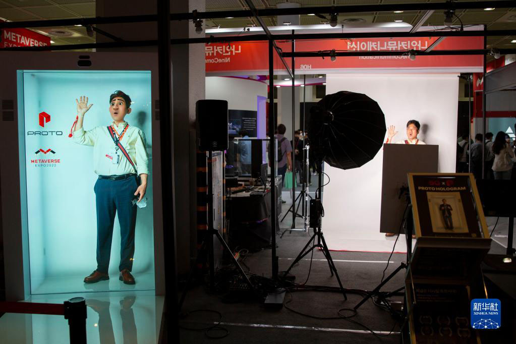 6月15日，參觀者在韓國首爾舉辦的元宇宙博覽會上體驗實時立體卡通換臉技術。