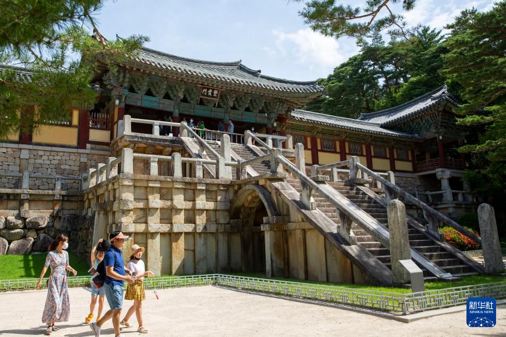 7月3日，游客在位于韩国庆州市的世界文化遗产佛国寺内参观。