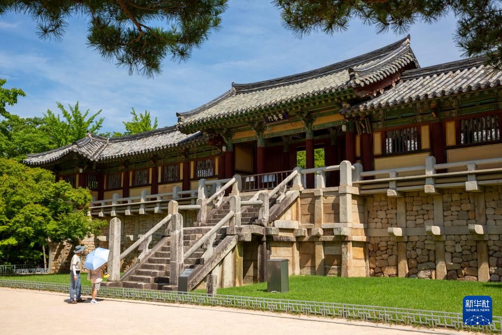 7月3日，游客在位於韓國慶州市的世界文化遺產佛國寺內參觀。