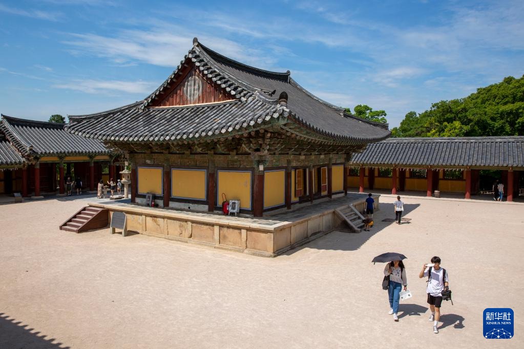 7月3日，游客在位於韓國慶州市的世界文化遺產佛國寺內參觀。