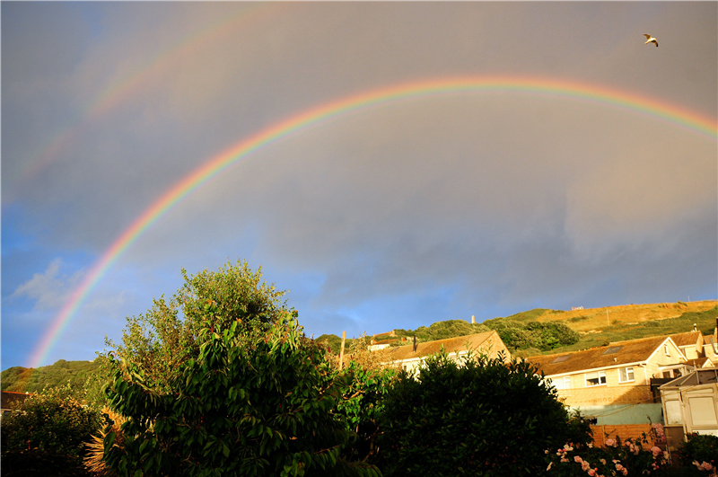 英國多塞特郡波特蘭島天空現美麗彩虹