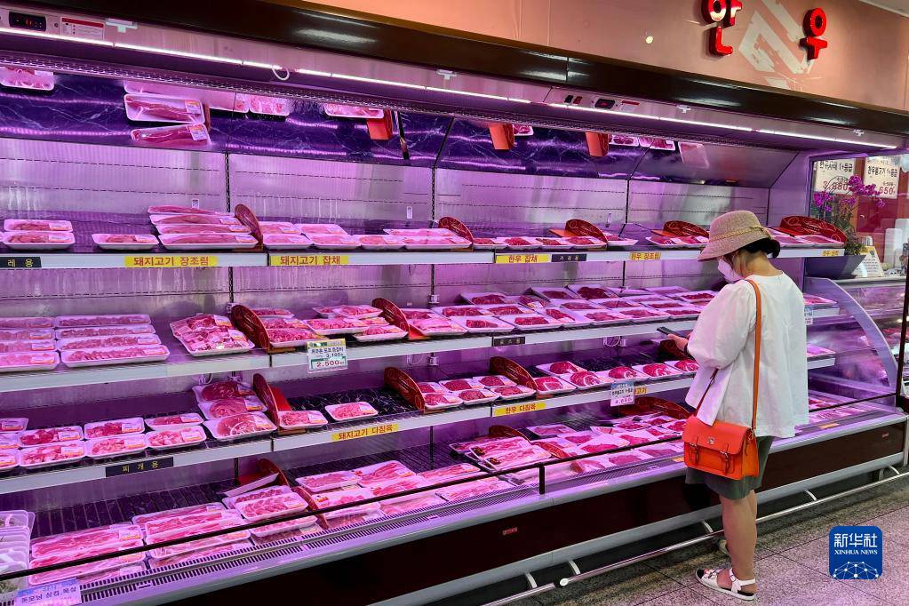 7月5日，韩国首尔市民在一家超市购物。新华社记者 王益亮 摄