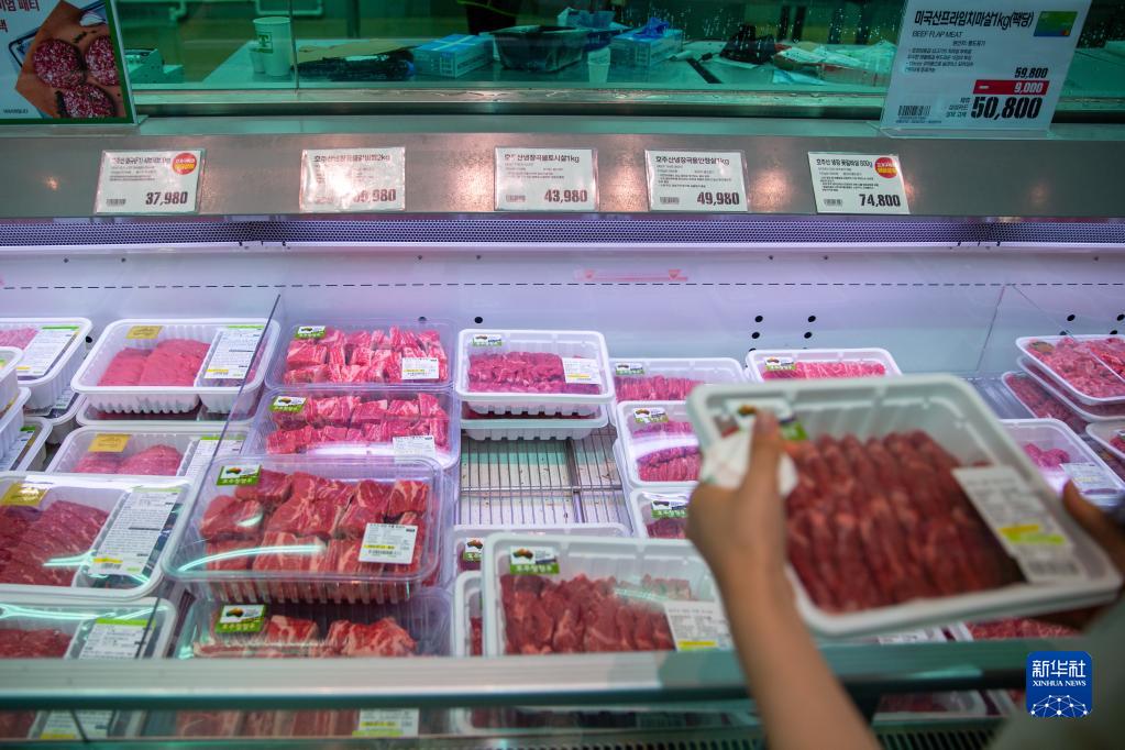 7月9日，人們在韓國高陽市一家超市生鮮區購物。