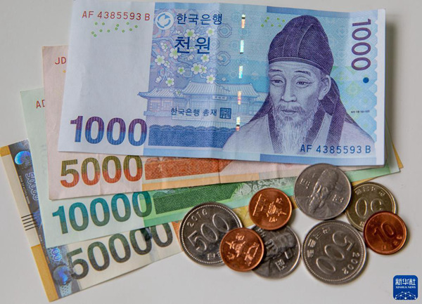 这是7月14日在韩国首尔拍摄的韩元纸币和硬币。 新华社记者 王益亮 摄