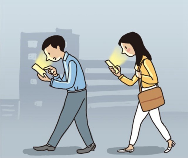 韓國近七成行人走路玩手機 “低頭族”安全意識亟待提高