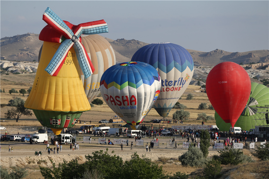 土耳其卡帕多西亚热气球节举行