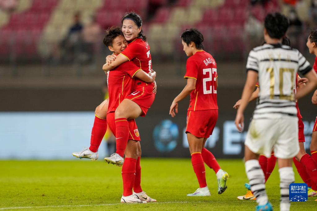 7月23日，中国队球员汪琳琳（左二）进球后与队友王霜（左一）拥抱庆祝。