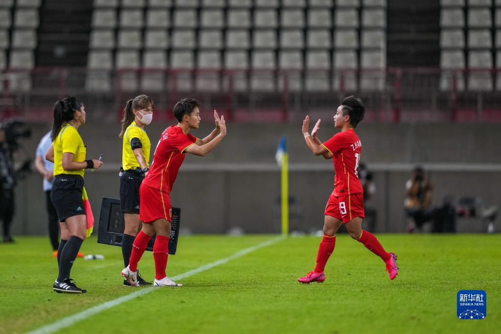 7月23日，中国队球员王霜（右二）在比赛中替换队友张琳艳上场。