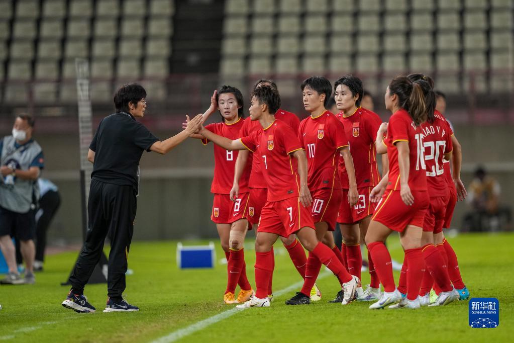 7月23日，中国队主教练水庆霞（左一）赛后与球员王霜击掌致意。