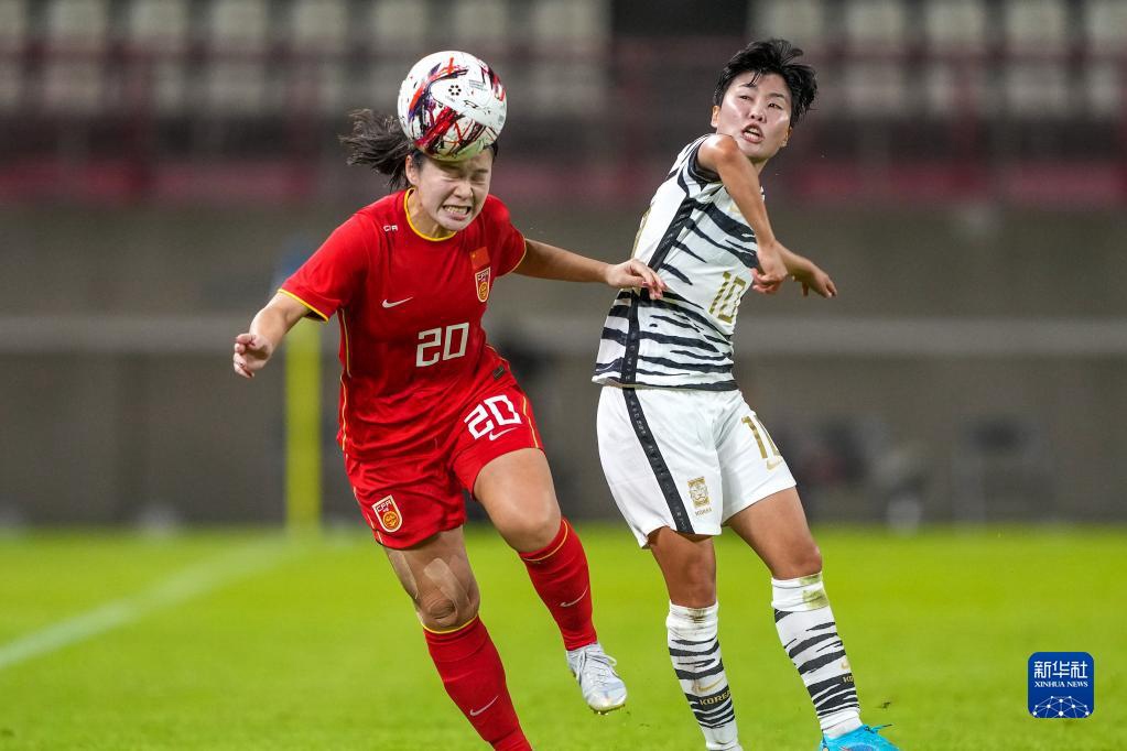 7月23日，中国队球员肖裕仪（左）与韩国队球员池笑然在比赛中拼抢。