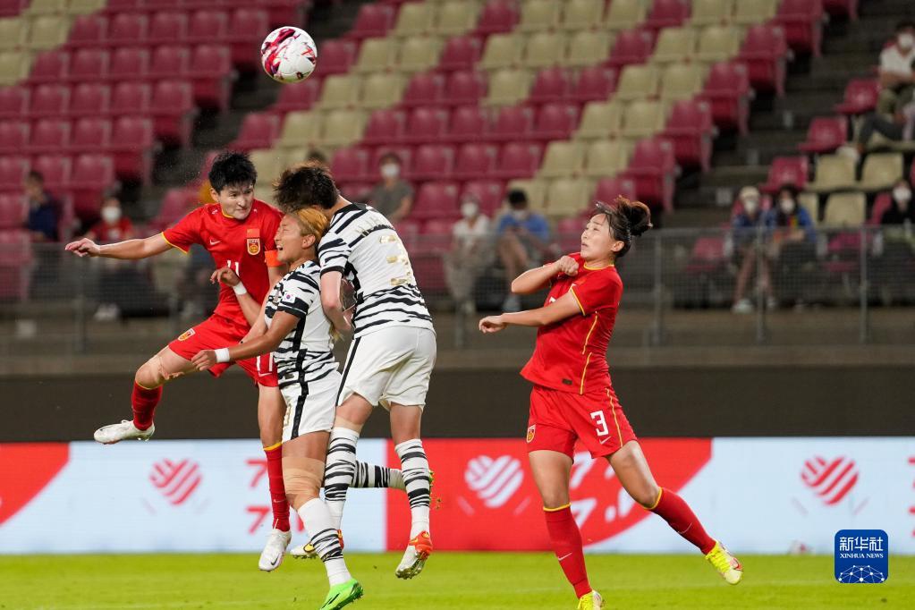 7月23日，中国队球员王珊珊（左一）在比赛中头球攻门。