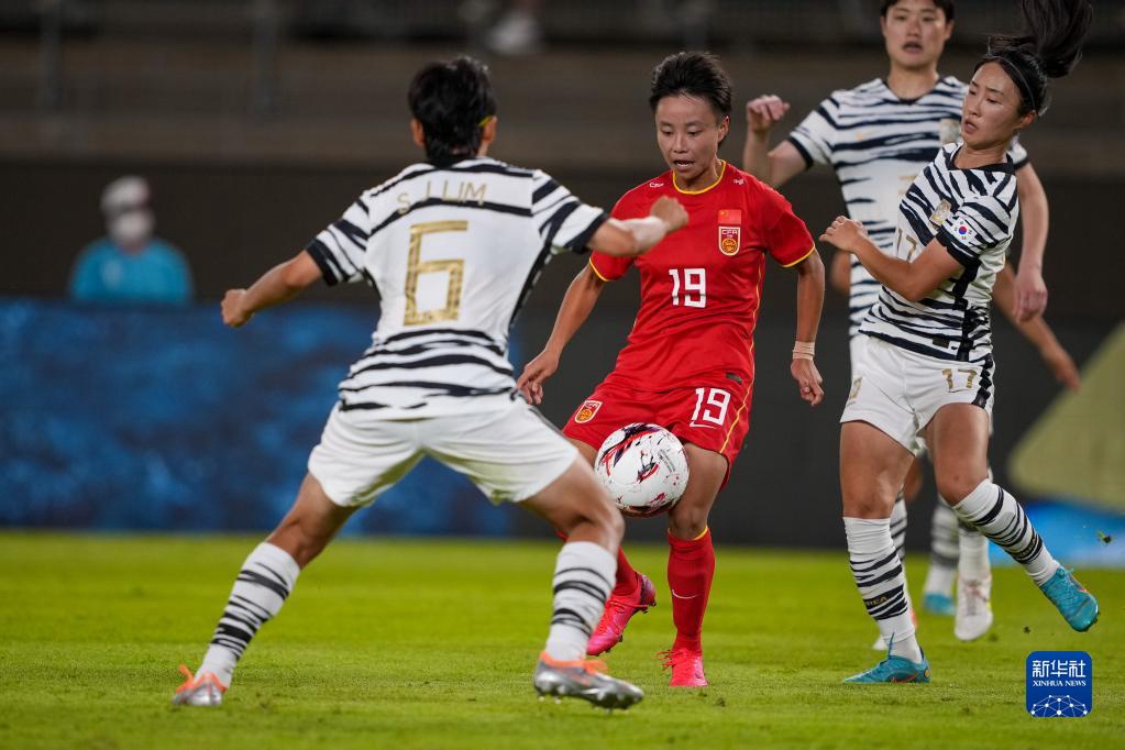 7月23日，中国队球员张琳艳（左二）在比赛中控球。