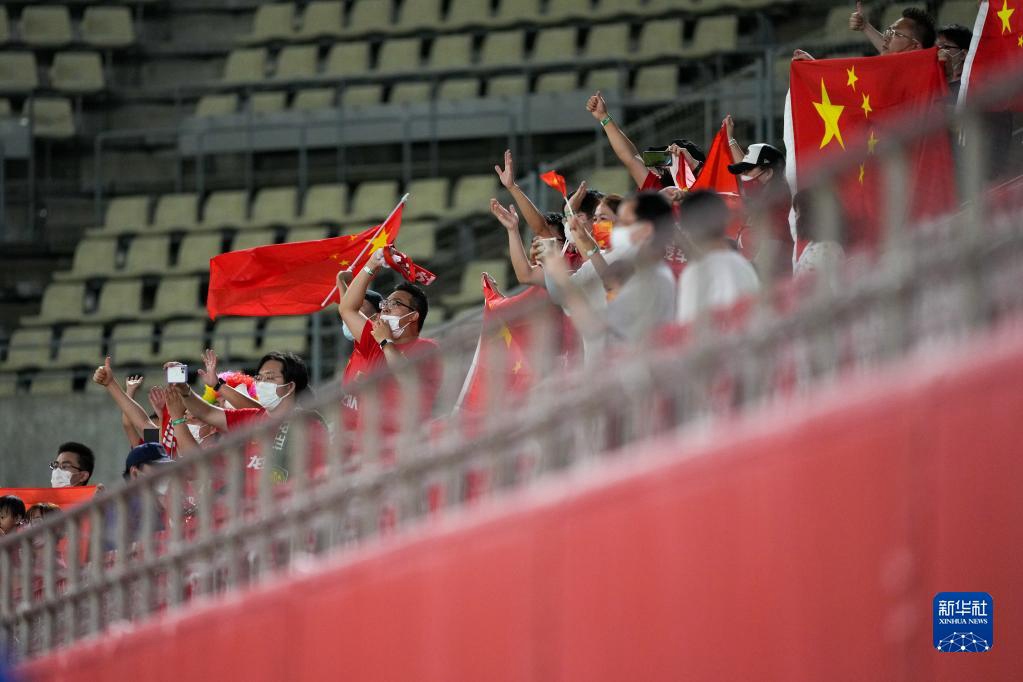 7月23日，中国队球迷赛后与球员互动。