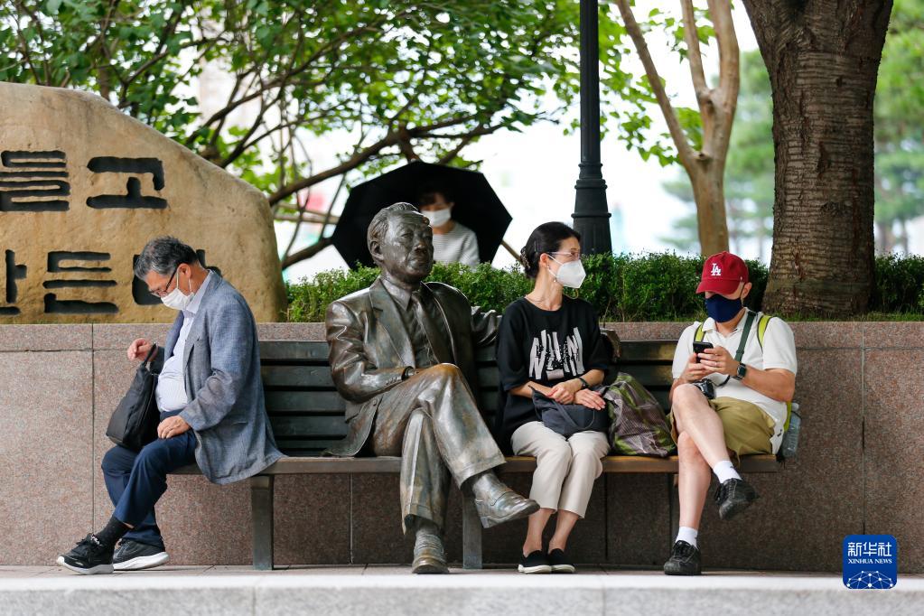 8月3日，人們佩戴口罩在韓國首爾一處公園休息。新華社記者 王益亮 攝