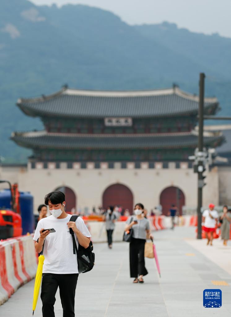 8月3日，行人佩戴口罩走在韓國首爾光化門廣場。新華社記者 王益亮 攝