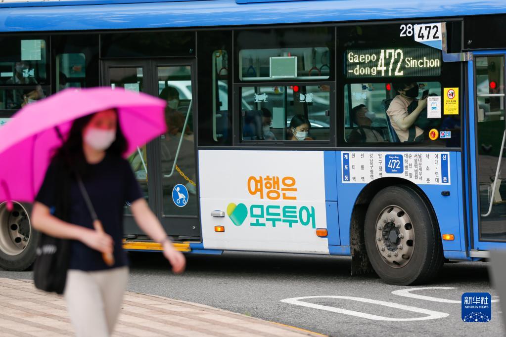 8月3日，在韓國首爾，乘客佩戴口罩乘坐公交車。新華社記者 王益亮 攝