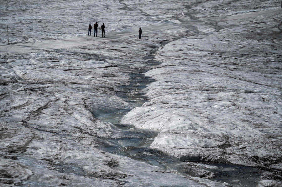 瑞士冰川受气候变化影响融化速度加快