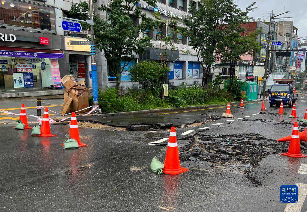 这是8月9日在韩国首尔拍摄的因遭遇强降雨而受损的道路（手机拍摄）。