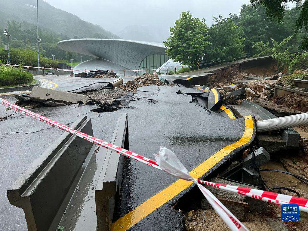 这是8月9日在韩国首尔大学拍摄的因遭遇强降雨而受损的道路（手机拍摄）。