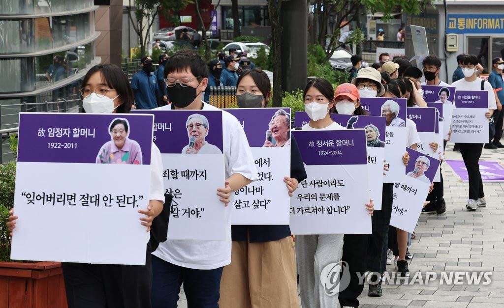 8月14日下午，在位於韓國首爾鐘路區的日本駐韓國大使館前，韓國民眾手持寫有“慰安婦”受害者証詞的標語牌舉辦集會。圖源：韓聯社