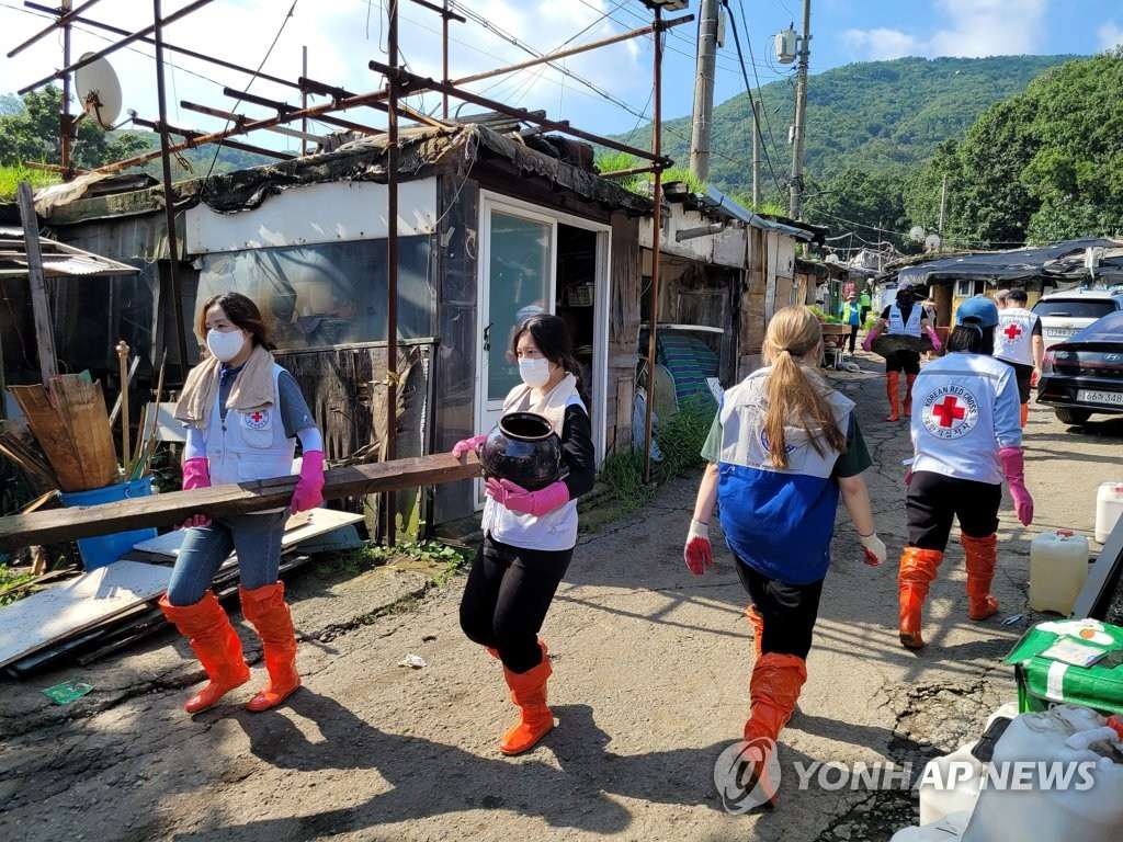 8月12日，大韩红十字会前往首尔江南区九龙村，为灾后重建工作提供支援。