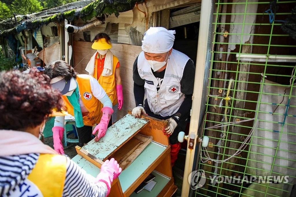 8月12日，大韓紅十字會前往首爾江南區九龍村，為災后重建工作提供支援。