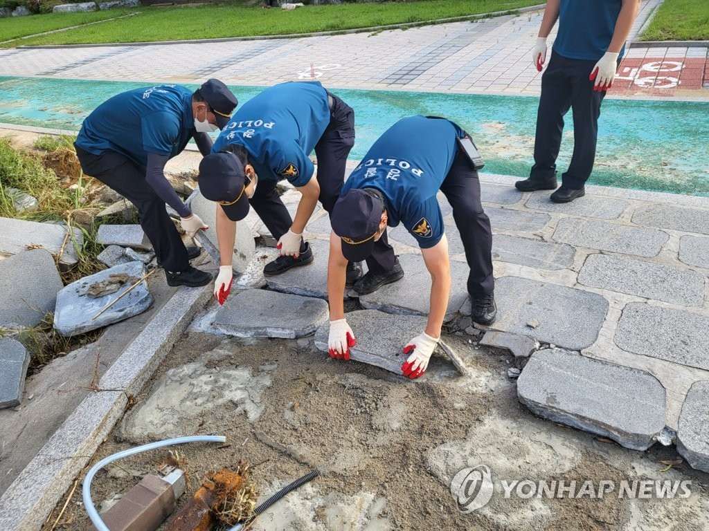 8月12日，首尔警察机动队为首尔冠岳区和铜雀区提供灾后支援，负责打捞遗失物和修缮受灾现场等。