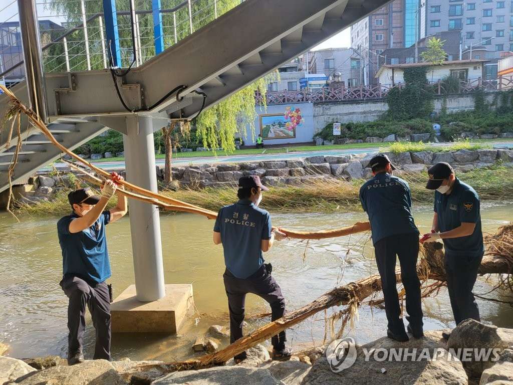 8月12日，首爾警察機動隊為首爾冠岳區和銅雀區提供災后支援，負責打撈遺失物和修繕受災現場等。