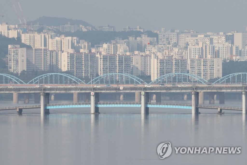 8月12日，随着汉江水位的下降，首尔潜水桥逐渐露出水面。
