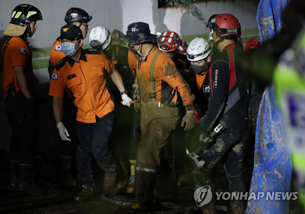 韩国一小区地下停车场被困居民2人获救7人遇难