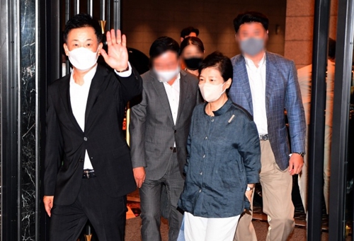 朴槿惠出獄后首次在家過中秋 韓國執政黨上門送禮物