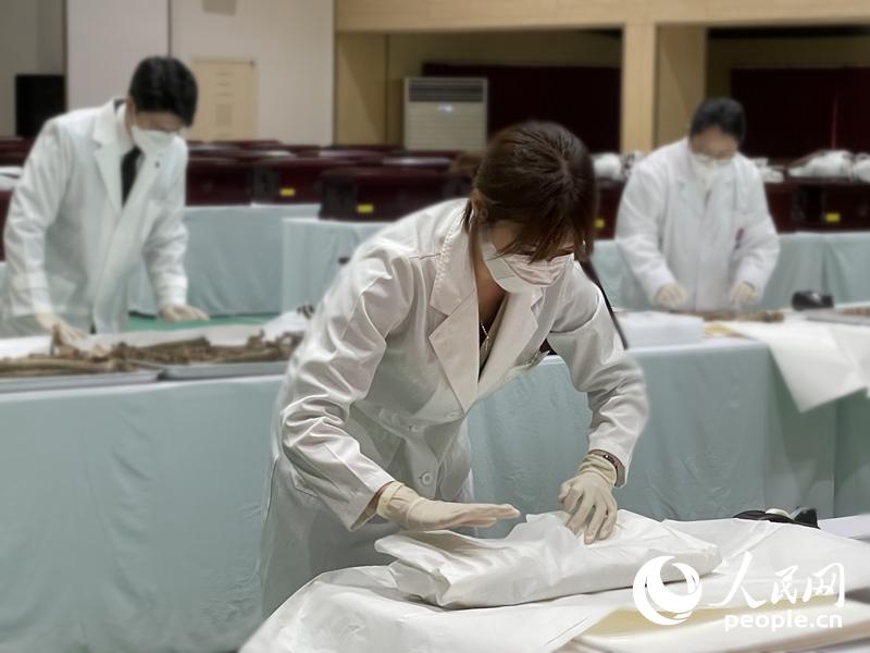 韩方工作人员装殓遗骸。张悦摄