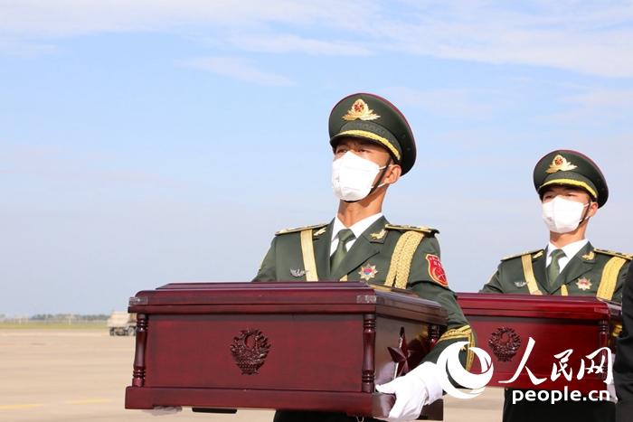 英雄魂归故里！中韩双方成功交接第九批在韩中国人民志愿军烈士遗骸