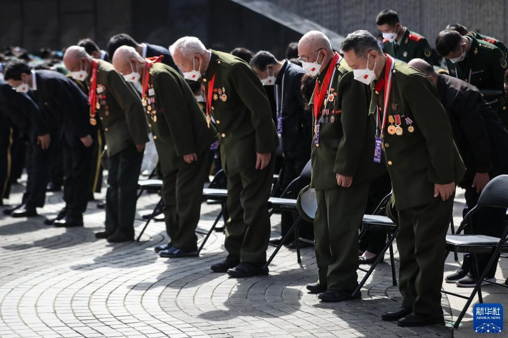 9月17日，志愿军老兵向志愿军烈士鞠躬。新华社记者 潘昱龙 摄