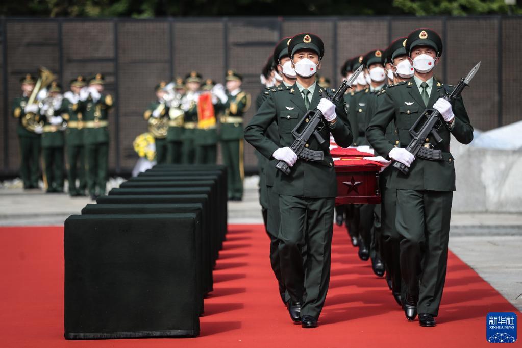9月17日，礼兵护送志愿军烈士遗骸棺椁入场。新华社记者 潘昱龙 摄